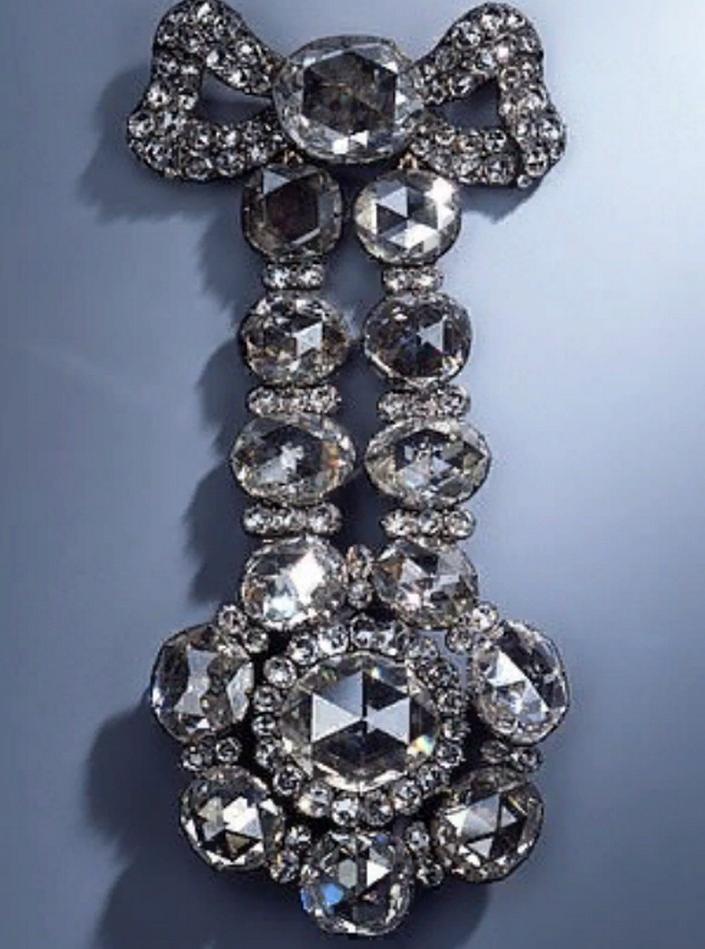 49-каратный бриллиант и "бриллиантовый" меч: три человека арестованы за кражу бриллиантов на сумму 1 миллиард евро в Дрезденском музее