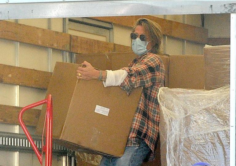 Несколько часов подряд Брэд Питт лично разгружал коробки и раздавал продукты малообеспеченным семьям в Лос-Анджелесе (фото)