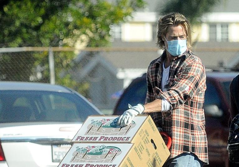 Несколько часов подряд Брэд Питт лично разгружал коробки и раздавал продукты малообеспеченным семьям в Лос-Анджелесе (фото)