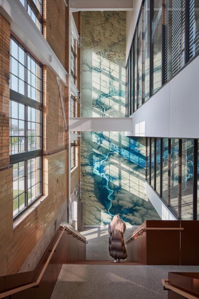 Архитекторы превратили старую электростанцию в кампус колледжа в Висконсине. Как он выглядит внутри