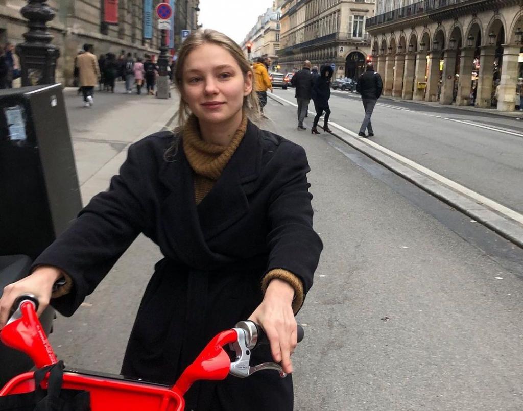 Покупает одежду в секонде и не хочет быть моделью. Чем занимается младшая сестра Натальи Водяновой (новые фото)