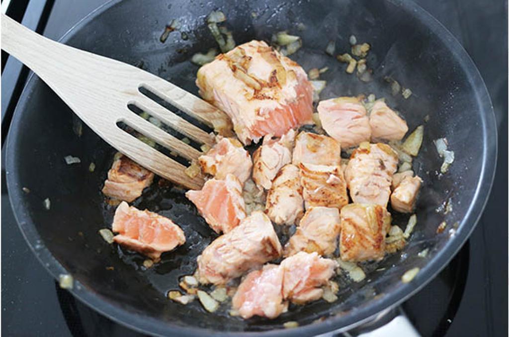 Паста с горбушей и шпинатом под сливочным соусом: простой способ накормить семью сытным ужином