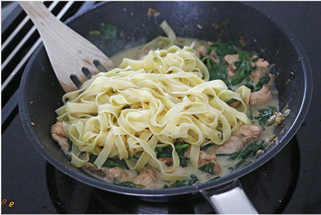 Паста с горбушей и шпинатом под сливочным соусом: простой способ накормить семью сытным ужином