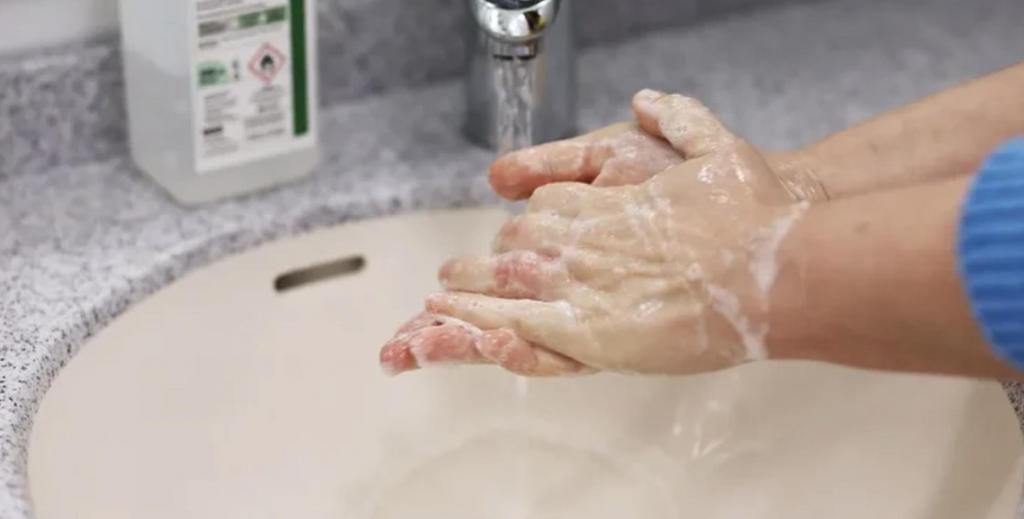После мытья рук нельзя использовать антисептик - это может быть опасно для кожи