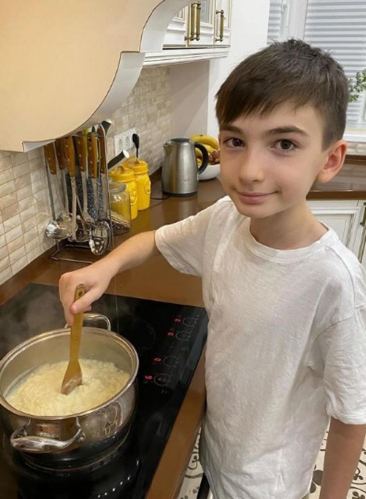 "Очень быстро и просто": певица Согдиана поделилась в Instagram рецептом домашнего сыра, который приготовила вместе с сыном (фото)