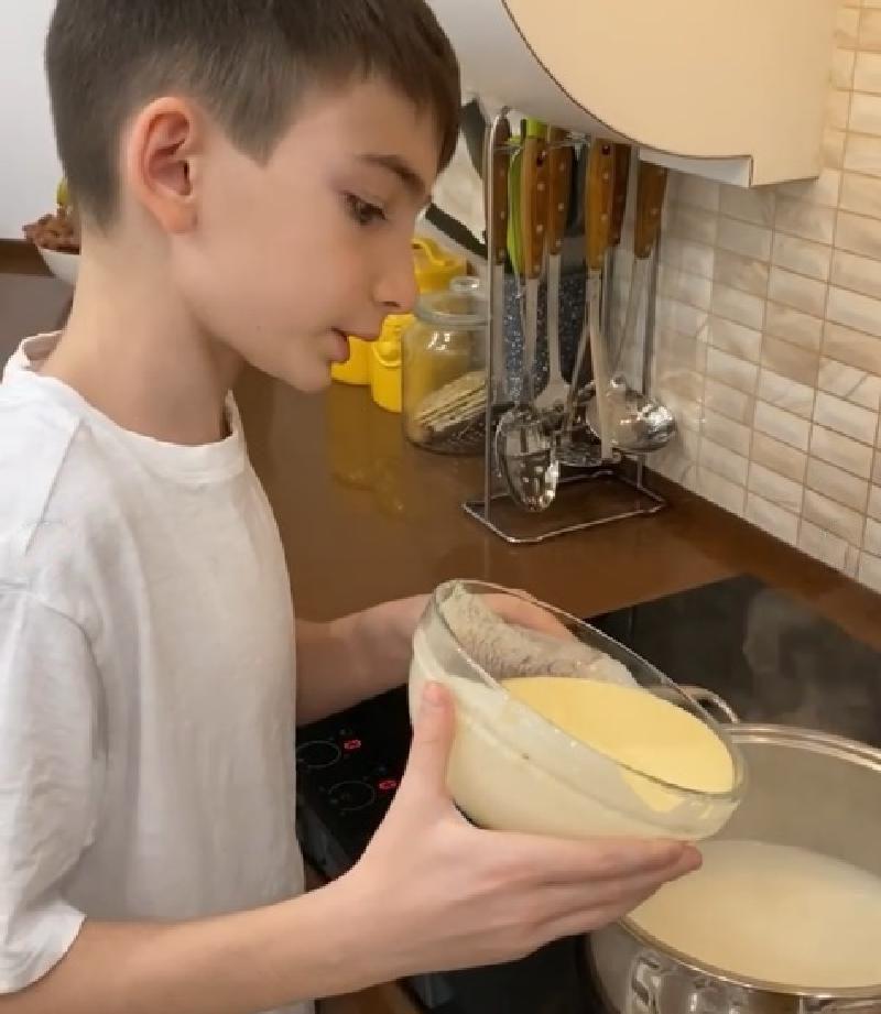 "Очень быстро и просто": певица Согдиана поделилась в Instagram рецептом домашнего сыра, который приготовила вместе с сыном (фото)