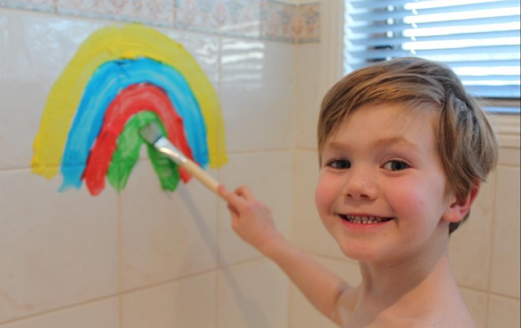 Сделала детям специальную краску для ванны. Ее очень просто изготовить