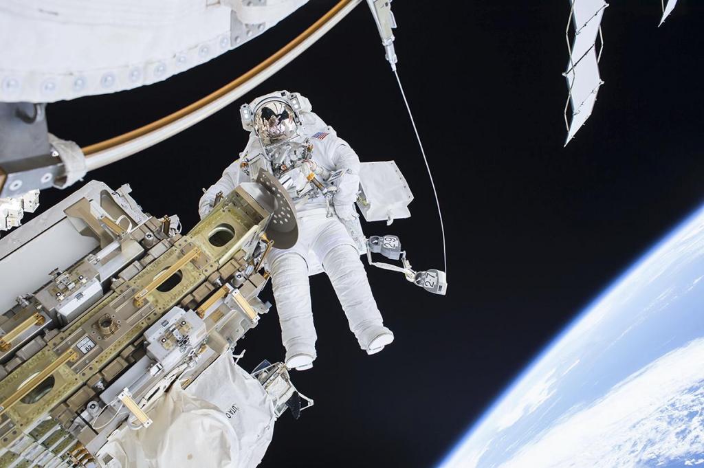 Космос станет ближе: школьники смогут поучаствовать в вебинарах, которые проведут космонавты