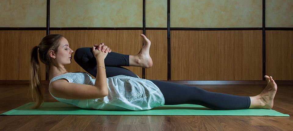 Облегчить боль в спине или снять похмельный синдром: простые техники йоги и медитации