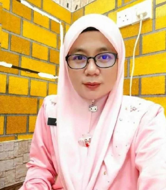 Учительница из Малайзии каждый день посещает своих учеников, чтобы поставить оценки за домашнюю работу: тетради она проверяет прямо на улице