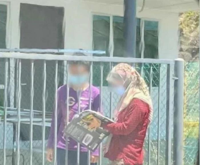 Учительница из Малайзии каждый день посещает своих учеников, чтобы поставить оценки за домашнюю работу: тетради она проверяет прямо на улице