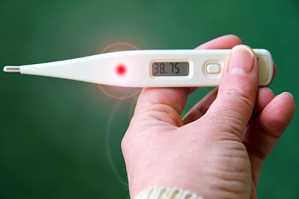 Высокая температура, озноб и кашель - первые признаки коронавируса? На практике только в половине случаев