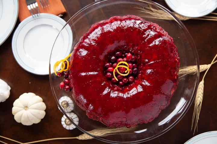 Бюджетный вариант праздничного десерта: клюквенное желе с кусочками свежих фруктов