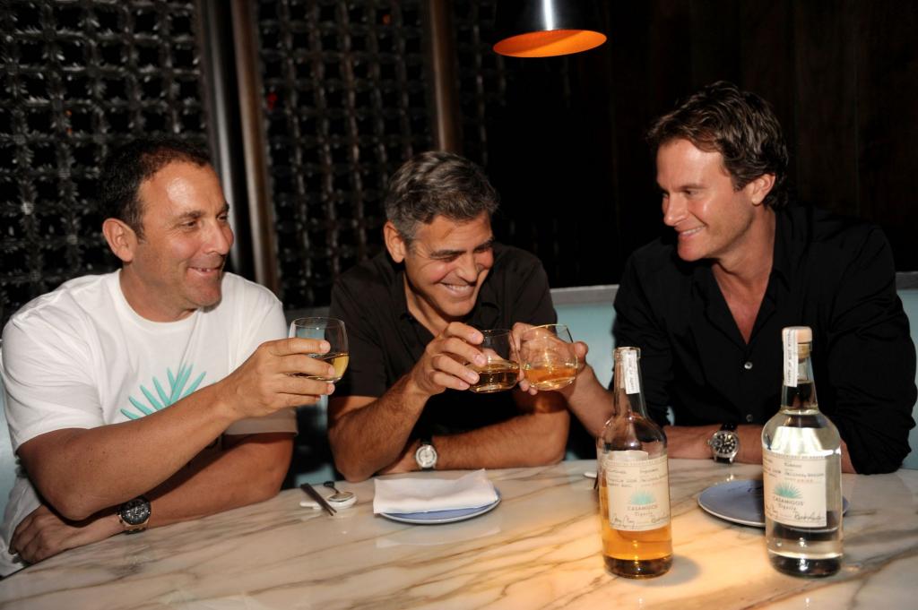 "Они помогли мне, когда мне была нужна помощь": Джордж Клуни рассказал историю о том, как раздал 14 млн долларов своим друзьям
