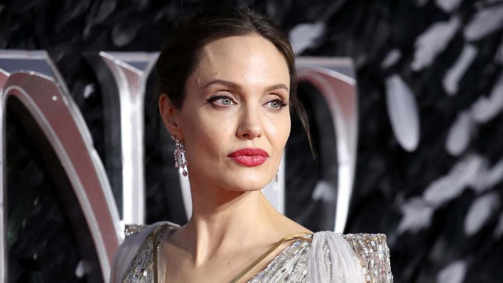 Сочетание бесстрашия и человечности: Анджелина Джоли станет режиссером нового фильма, посвященного английскому военному фотографу