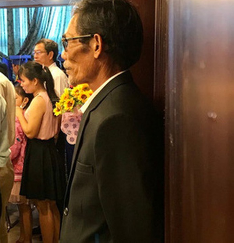 Пришел в костюме, который надевает только по особым случаям: пользователей Сети тронуло фото вьетнамского мужчины, наблюдавшего, как проходит выпускной дочери