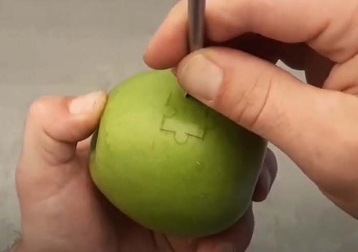 Главное, не съесть кусочек: парень превратил обычное яблоко в настоящий пазл (видео)