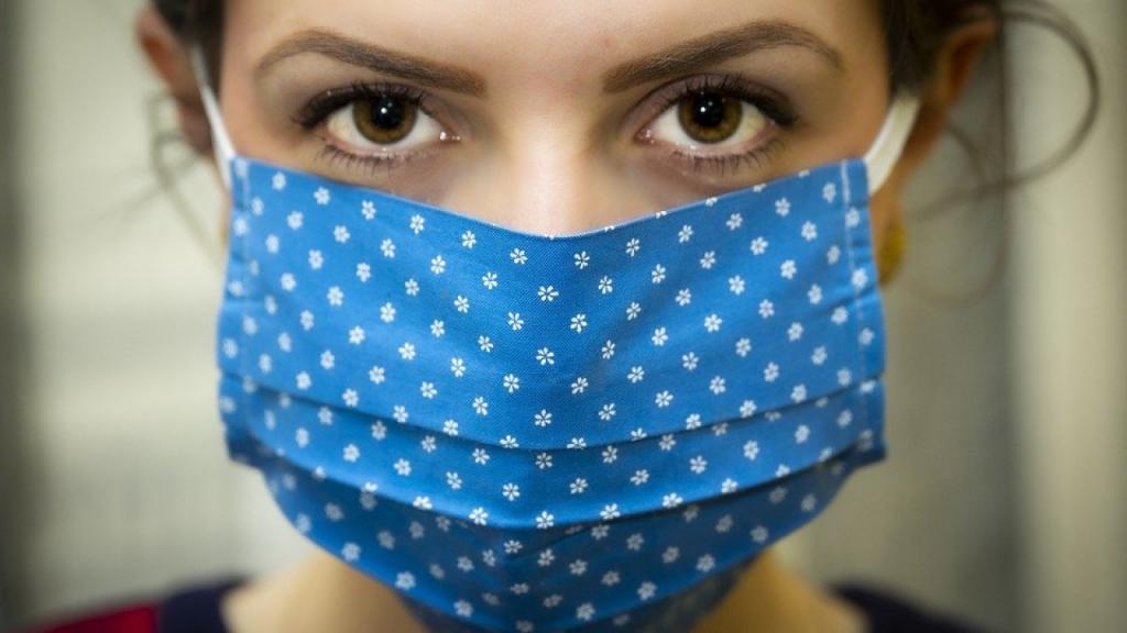Назван самый простой способ дезинфекции маски: средство защиты нужно не только стирать, но и правильно хранить до использования