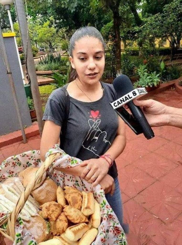Девушка из Парагвая продает хлеб и горячие булочки каждый день, чтобы заработать на обучение и пойти в колледж