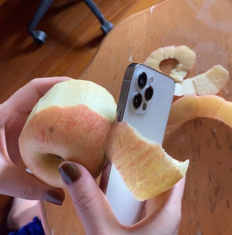 Вместо ножа: пользователи показали, как очищают яблоки от кожуры с помощью iPhone 12