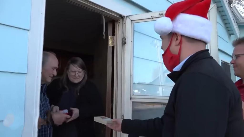 В ближайшее время он не раскроет свою личность: таинственный Санта-Клаус из Айдахо раздает семьям 500 000 $