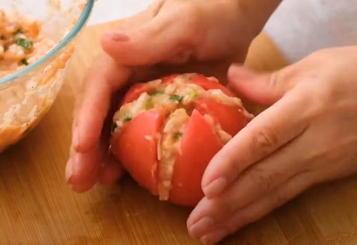 Надрезаю помидоры на 6 частей и начиняю фаршем: блюдо готовится всего 35 минут в духовке и выглядит весьма креативно