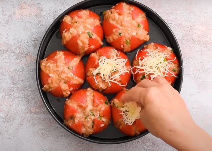 Надрезаю помидоры на 6 частей и начиняю фаршем: блюдо готовится всего 35 минут в духовке и выглядит весьма креативно