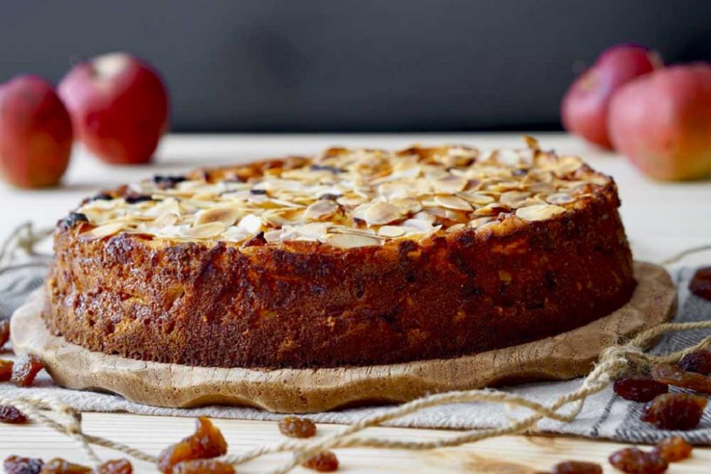 Попался на глаза рецепт яблочного пирога с изюмом, миндалем и сливочным слоем: любимая выпечка раскрылась по-новому