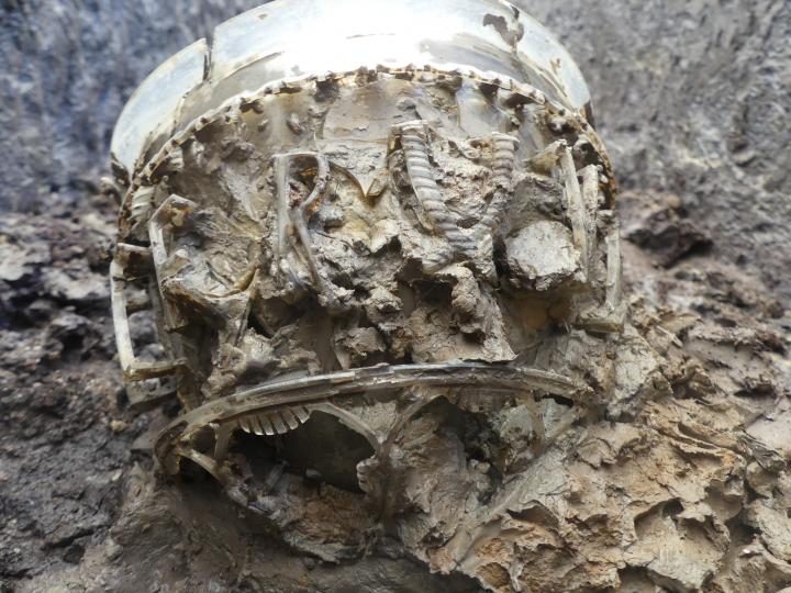 Античные кольца, булавки и песчаные саркофаги римских аристократов обнаружили во Франции (фото)
