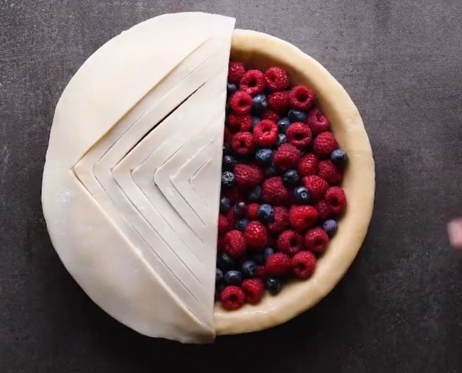 Красивый способ оформления закрытого пирога с ягодами: просто и эффектно (фото)
