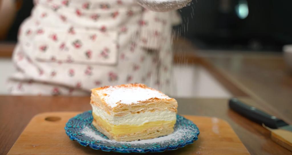 "Наполеон" или "Карпатка"? Блогер объединила два рецепта в один: теперь ее сливочный десерт с хрустящими коржиками – мой самый любимый торт