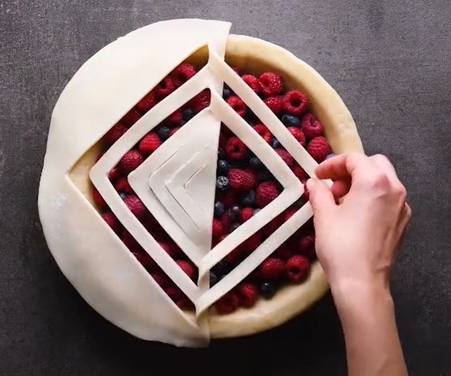 Красивый способ оформления закрытого пирога с ягодами: просто и эффектно (фото)