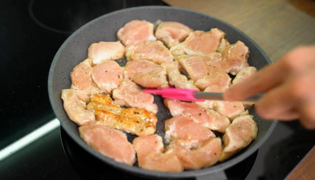 Научилась готовить "бархатное" мясо по-китайски: мариную курицу в яичном белке