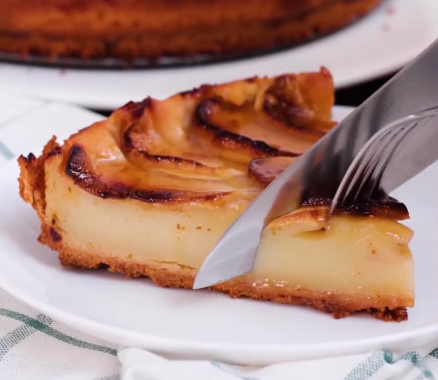 Тесто выливаю на слой из печенья и украшаю яблоками: жаль, что раньше не знал рецепта нежнейшего десерта