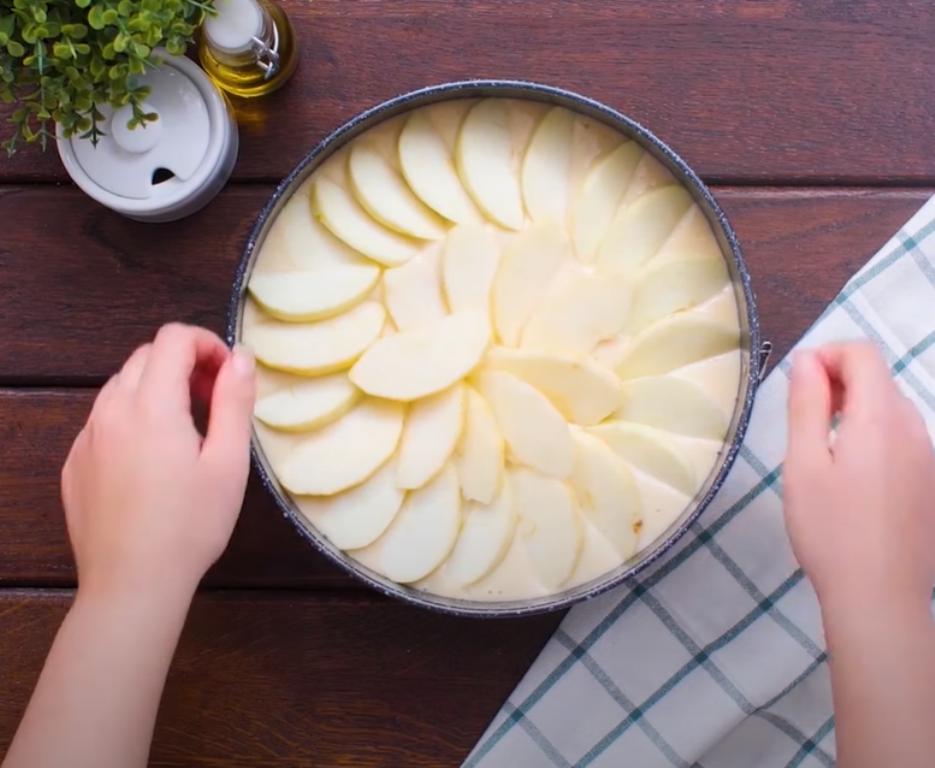 Тесто выливаю на слой из печенья и украшаю яблоками: жаль, что раньше не знал рецепта нежнейшего десерта