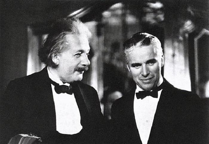 Фотографии Эйнштейна в полный рост встречаются не часто: из-за этого не многие догадываются, что знаменитый физик был тем еще модником