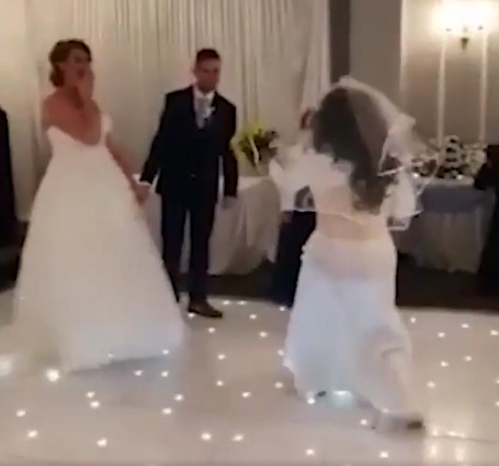 Женщина в белом платье ворвалась на свадебный банкет: подружка невесты решила разыграть молодоженов