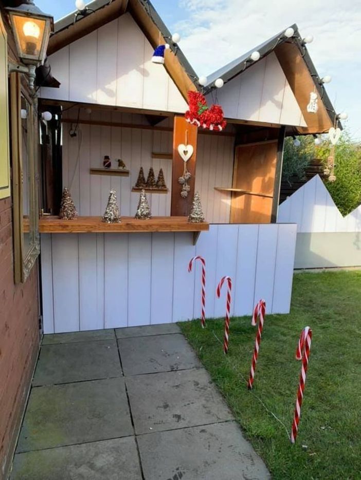 Рождественская ярмарка во дворе: британец смастерил праздничные киоски, чтобы поднять настроение семье во время карантина