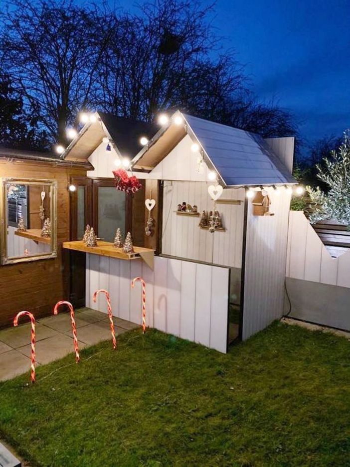 Рождественская ярмарка во дворе: британец смастерил праздничные киоски, чтобы поднять настроение семье во время карантина