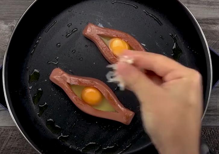 Надрезаю вдоль сосиску и готовлю яичницу-лодочку: с виду простой завтрак поднимает настроение каждое утро