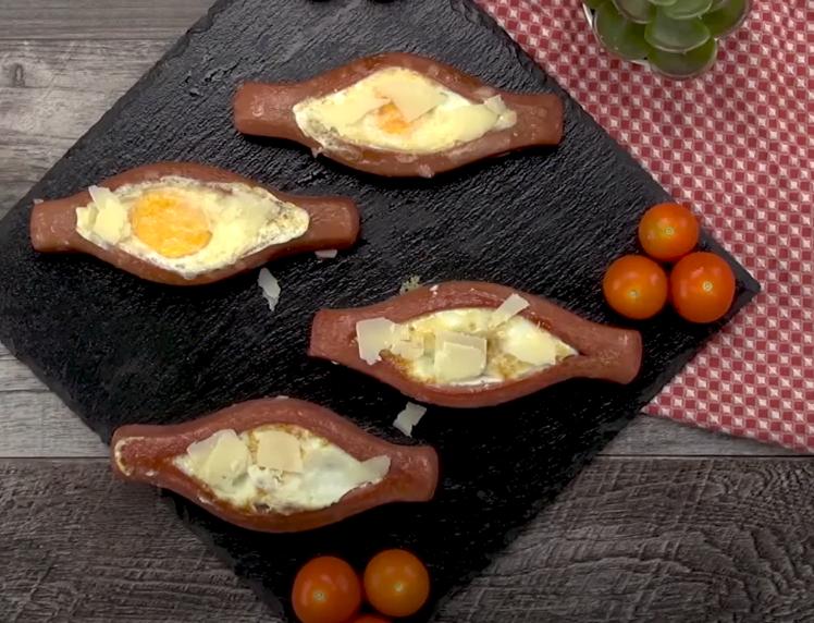 Надрезаю вдоль сосиску и готовлю яичницу-лодочку: с виду простой завтрак поднимает настроение каждое утро