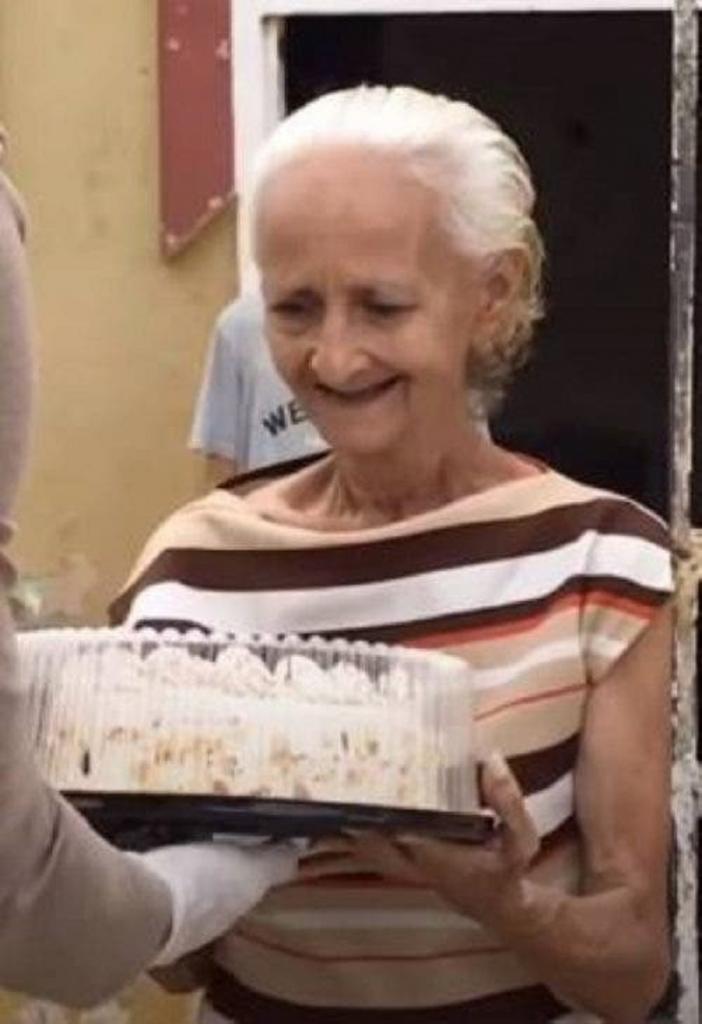 Молодой человек в Венесуэле решил порадовать пожилую женщину и подарил ей торт на день рождения, который она не смогла бы себе позволить