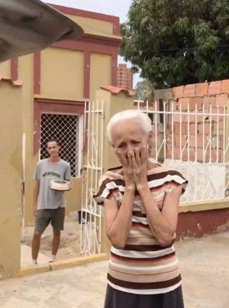 Молодой человек в Венесуэле решил порадовать пожилую женщину и подарил ей торт на день рождения, который она не смогла бы себе позволить