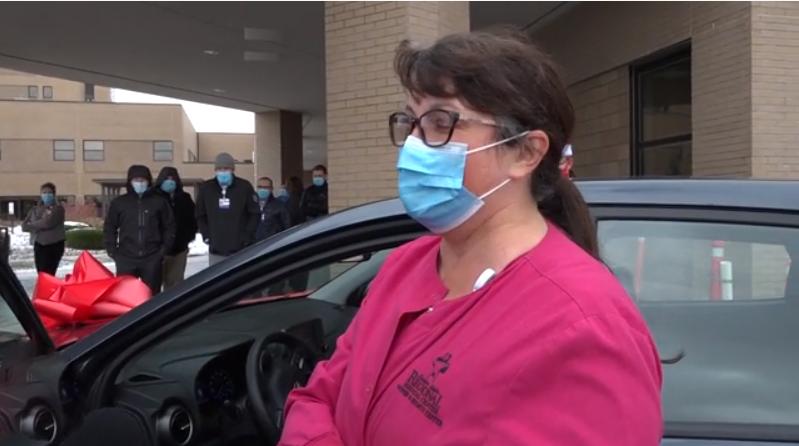 Медсестра из Айдахо ездила на работу на старенькой машине, но тайный Санта сделал ей подарок – новый автомобиль
