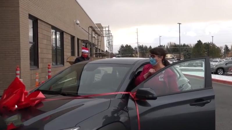 Медсестра из Айдахо ездила на работу на старенькой машине, но тайный Санта сделал ей подарок – новый автомобиль