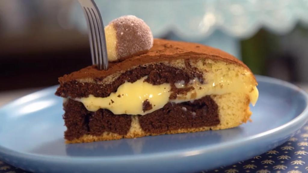 Нежный бисквит с необычной начинкой: рецепт шоколадно-сливочного торта со сгущенным молоком