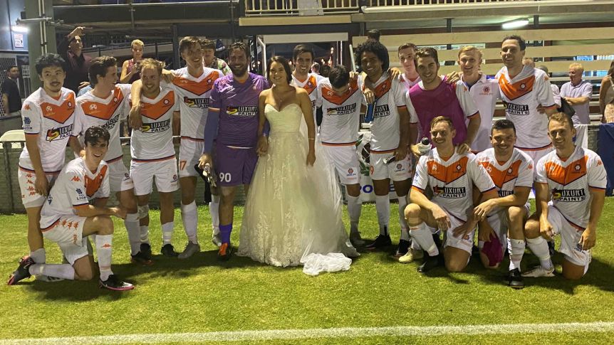 Австралия: футболист-молодожен пришел на матч в сопровождении красавицы-невесты в свадебном платье