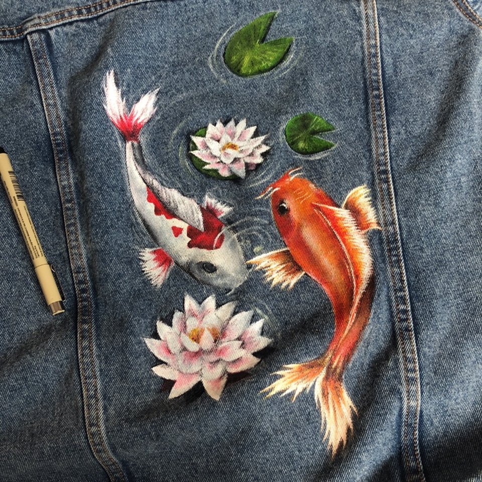 Рисунок маркером, уникальная вышивка: оригинальные способы превратить джинсовую куртку в трендовую вещь