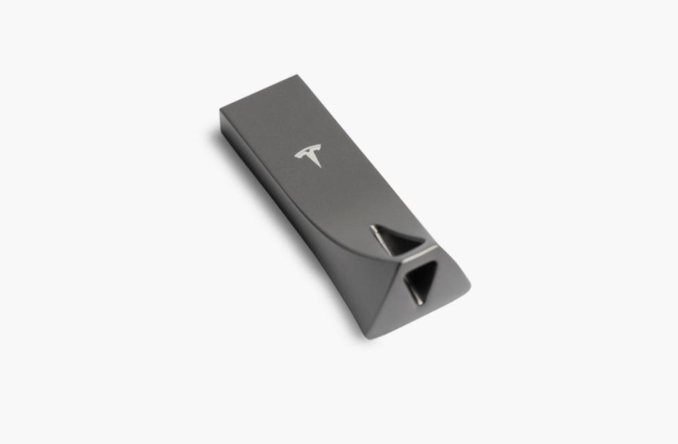 Tesla отжигает: компания начала продавать USB-флешки на 128 ГБ по 35 $