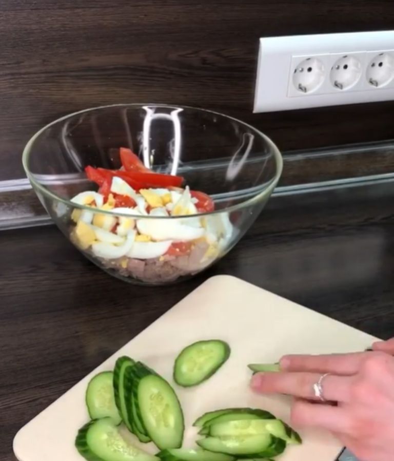На новогоднем столе даже самый простой салат будет смотреться эффектно, если подать его в хлебных стаканчиках